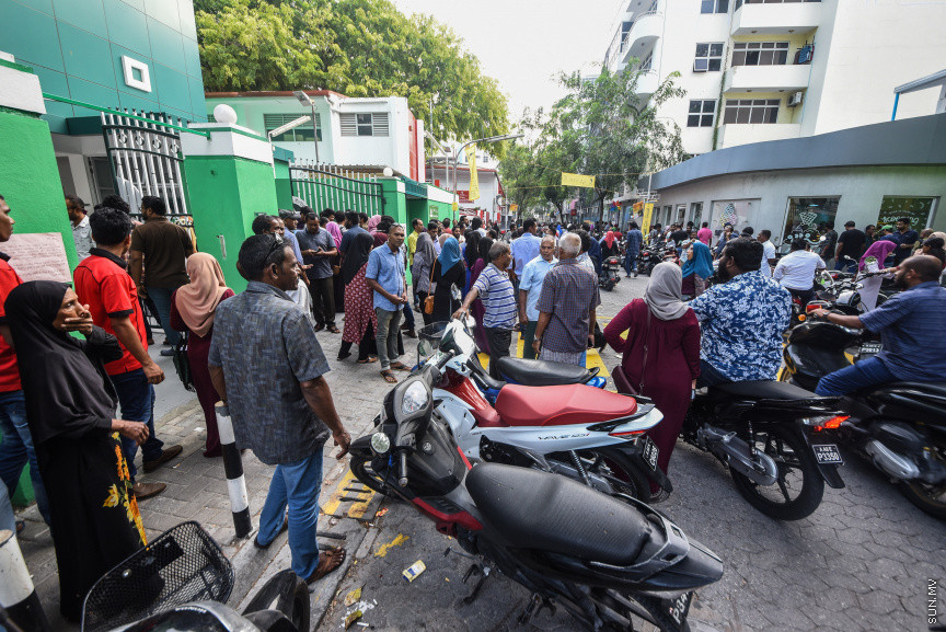 ޖެނުއަރީ 18، 2019: މިއަހަރު ބާއްވާ ރައްޔިތުންގެ މަޖިލީހުގެ އިންތިހާބުގައި އެމްޑީޕީގެ ފަރާތުން ވާދަކުރާނެ ކެންޑިޑޭޓުން ކަނޑައެޅުމަށް ބާއްވާ ޕާޓީ ޕްރައިމެރީ ވޯޓުލުމުގެ ތެރެއިން -- ސަން ފޮޓޯ/ ފަޔާޒު މޫސާ