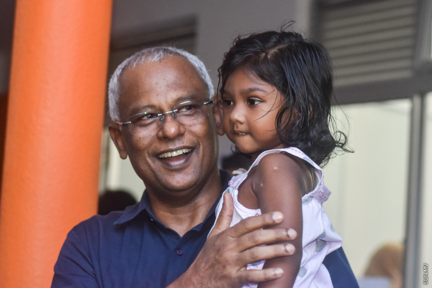 ޖެނުއަރީ 18، 2019: މިއަހަރު ބާއްވާ ރައްޔިތުންގެ މަޖިލީހުގެ އިންތިހާބުގައި އެމްޑީޕީގެ ފަރާތުން ވާދަކުރާނެ ކެންޑިޑޭޓުން ކަނޑައެޅުމަށް ބާއްވާ ޕާޓީ ޕްރައިމެރީ ވޯޓުލުމުގެ ތެރެއިން -- ސަން ފޮޓޯ/ މުހައްމަދު މުޒައްޔިން ނާޒިމް