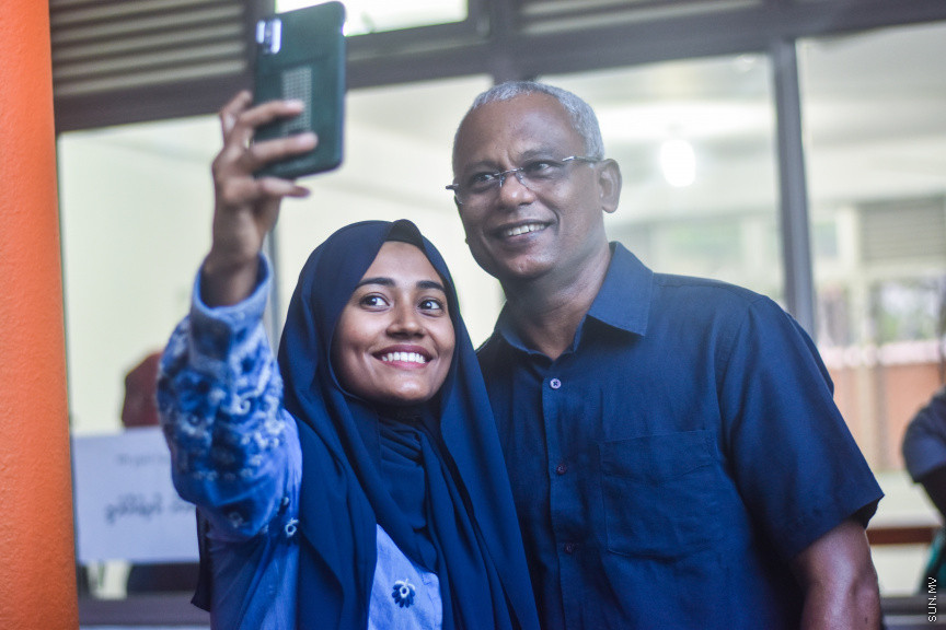 ޖެނުއަރީ 18، 2019: މިއަހަރު ބާއްވާ ރައްޔިތުންގެ މަޖިލީހުގެ އިންތިހާބުގައި އެމްޑީޕީގެ ފަރާތުން ވާދަކުރާނެ ކެންޑިޑޭޓުން ކަނޑައެޅުމަށް ބާއްވާ ޕާޓީ ޕްރައިމެރީ ވޯޓުލުމުގެ ތެރެއިން -- ސަން ފޮޓޯ/ މުހައްމަދު މުޒައްޔިން ނާޒިމް