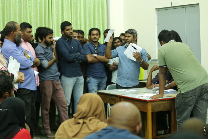 ޖެނުއަރީ 18، 2019: މިއަހަރު ބާއްވާ ރައްޔިތުންގެ މަޖިލީހުގެ އިންތިހާބުގައި އެމްޑީޕީގެ ފަރާތުން ވާދަކުރާނެ ކެންޑިޑޭޓުން ކަނޑައެޅުމަށް ބާއްވާ ޕާޓީ ޕްރައިމެރީ ވޯޓުލުމުގެ ތެރެއިން -- ސަން ފޮޓޯ/ ފަޔާޒު މޫސާ