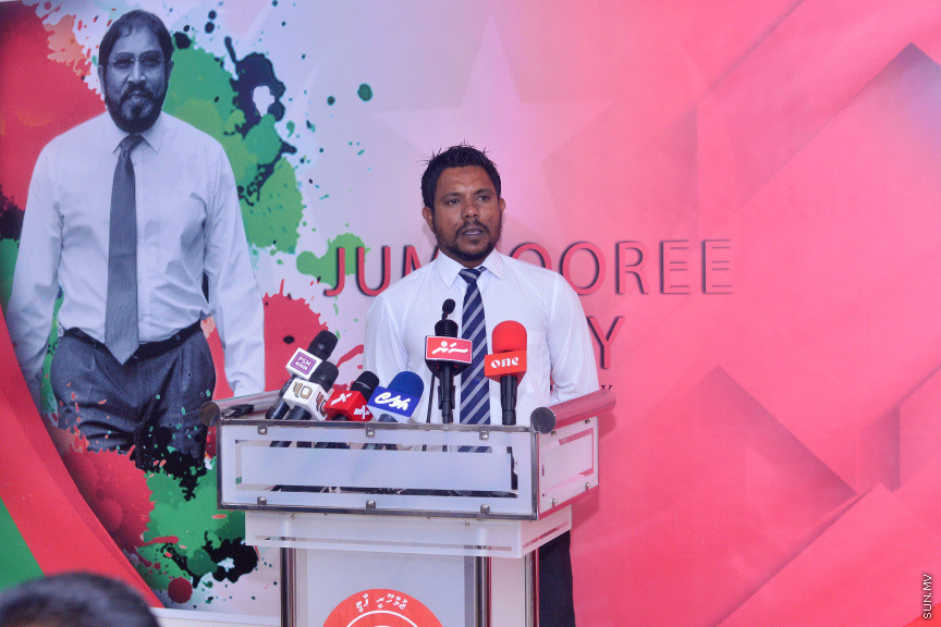 ޖުމްހޫރީޕާޓީއަށް ށ.އަތޮޅުންނާއި ދ.އަތޮޅުން މެންބަރުން ތަކެއް ސޮެއިކުރުމައް ބޭއްވި ރަސްމިތްޔާތުގެ ތެރެއިން -- ސަން ފޮޓޯ/ އަހުމަދު އަވްޝަން އިލްޔާސް