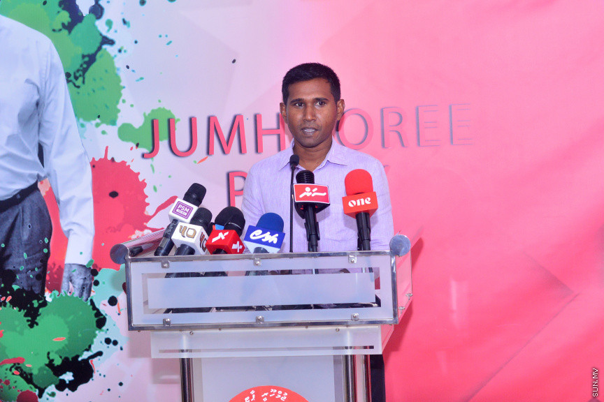 ޖުމްހޫރީޕާޓީއަށް ށ.އަތޮޅުންނާއި ދ.އަތޮޅުން މެންބަރުން ތަކެއް ސޮެއިކުރުމައް ބޭއްވި ރަސްމިތްޔާތުގެ ތެރެއިން -- ސަން ފޮޓޯ/ އަހުމަދު އަވްޝަން އިލްޔާސް