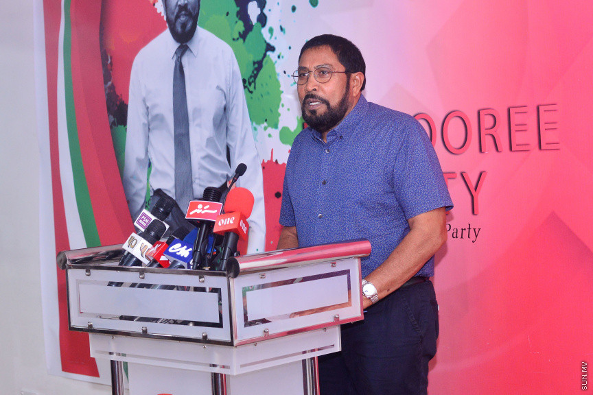 ޖުމްހޫރީޕާޓީއަށް ށ.އަތޮޅުންނާއި ދ.އަތޮޅުން މެންބަރުން ތަކެއް ސޮެއިކުރުމައް ބޭއްވި ރަސްމިތްޔާތުގެ ތެރެއިން -- ސަން ފޮޓޯ/ އަހުމަދު އަވްޝަން އިލްޔާސް