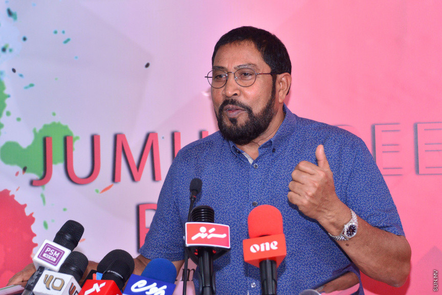 ޖުމްހޫރީޕާޓީއަށް ށ.އަތޮޅުންނާއި ދ.އަތޮޅުން މެންބަރުން ތަކެއް ސޮެއިކުރުމައް ބޭއްވި ރަސްމިތްޔާތުގެ ތެރެއިން -- ސަން ފޮޓޯ/ އަހުމަދު އަވްޝަން އިލްޔާސް
