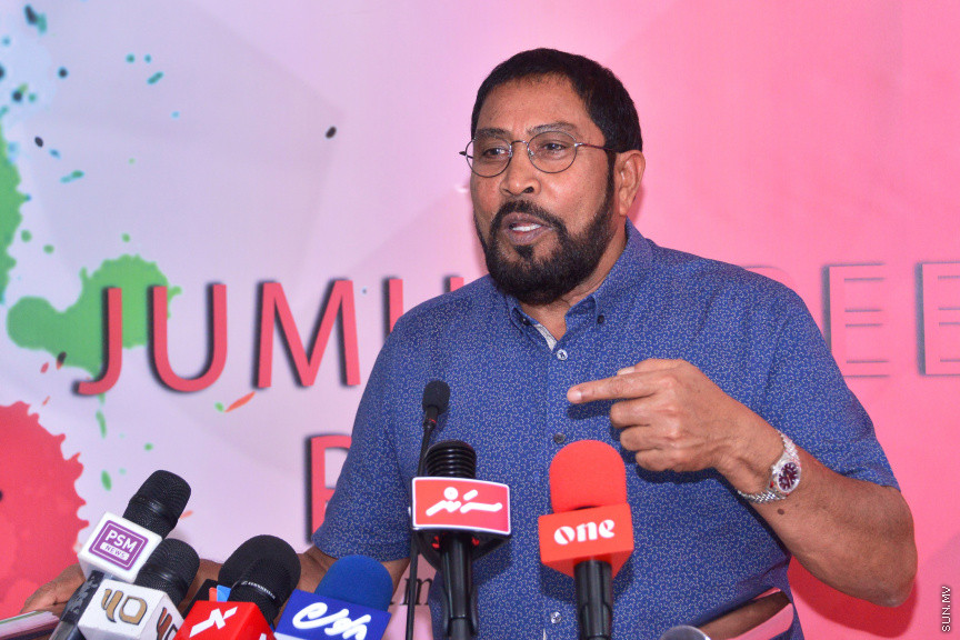 ޖުމްހޫރީޕާޓީއަށް ށ.އަތޮޅުންނާއި ދ.އަތޮޅުން މެންބަރުން ތަކެއް ސޮެއިކުރުމައް ބޭއްވި ރަސްމިތްޔާތުގެ ތެރެއިން -- ސަން ފޮޓޯ/ އަހުމަދު އަވްޝަން އިލްޔާސް