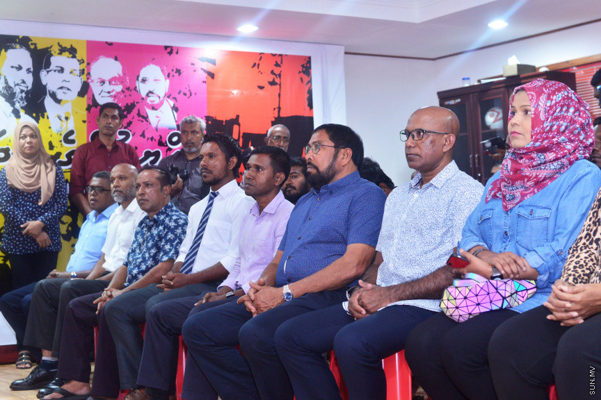 ޖުމްހޫރީޕާޓީއަށް ށ. އަތޮޅާއި ދ. އަތޮޅުން މެންބަރުން ތަކެއް ސޮެއިކުރުމައް ބޭއްވި ރަސްމިތްޔާތުގެ ތެރެއިން -- ސަން ފޮޓޯ/ އަހުމަދު އަވްޝަން އިލްޔާސް
