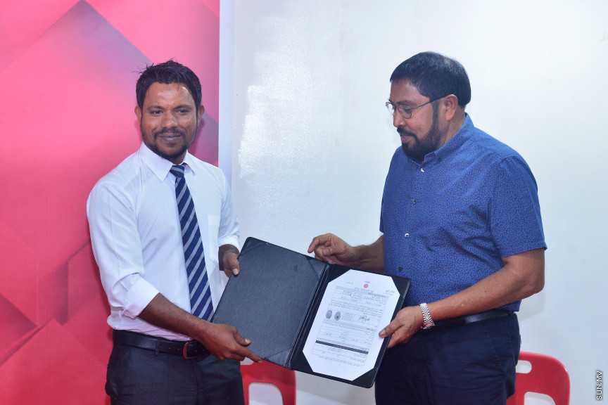 ޖުމްހޫރީޕާޓީއަށް ށ. އަތޮޅާއި ދ. އަތޮޅުން މެންބަރުން ތަކެއް ސޮެއިކުރުމައް ބޭއްވި ރަސްމިތްޔާތުގެ ތެރެއިން -- ސަން ފޮޓޯ/ އަހުމަދު އަވްޝަން އިލްޔާސް