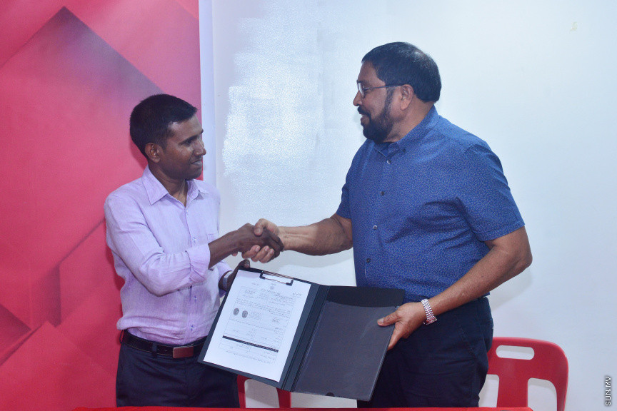 ޖުމްހޫރީޕާޓީއަށް ށ. އަތޮޅާއި ދ. އަތޮޅުން މެންބަރުން ތަކެއް ސޮެއިކުރުމައް ބޭއްވި ރަސްމިތްޔާތުގެ ތެރެއިން -- ސަން ފޮޓޯ/ އަހުމަދު އަވްޝަން އިލްޔާސް