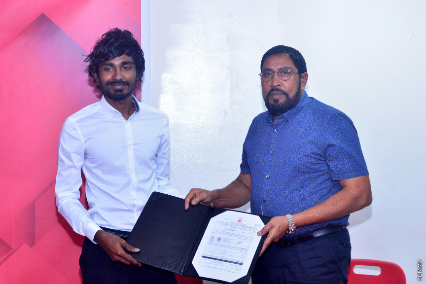 ޖުމްހޫރީޕާޓީއަށް ށ. އަތޮޅާއި ދ. އަތޮޅުން މެންބަރުން ތަކެއް ސޮެއިކުރުމައް ބޭއްވި ރަސްމިތްޔާތުގެ ތެރެއިން -- ސަން ފޮޓޯ/ އަހުމަދު އަވްޝަން އިލްޔާސް