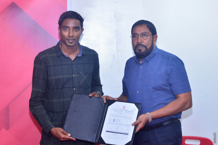 ޖުމްހޫރީޕާޓީއަށް ށ. އަތޮޅާއި ދ. އަތޮޅުން މެންބަރުން ތަކެއް ސޮެއިކުރުމައް ބޭއްވި ރަސްމިތްޔާތުގެ ތެރެއިން -- ސަން ފޮޓޯ/ އަހުމަދު އަވްޝަން އިލްޔާސް