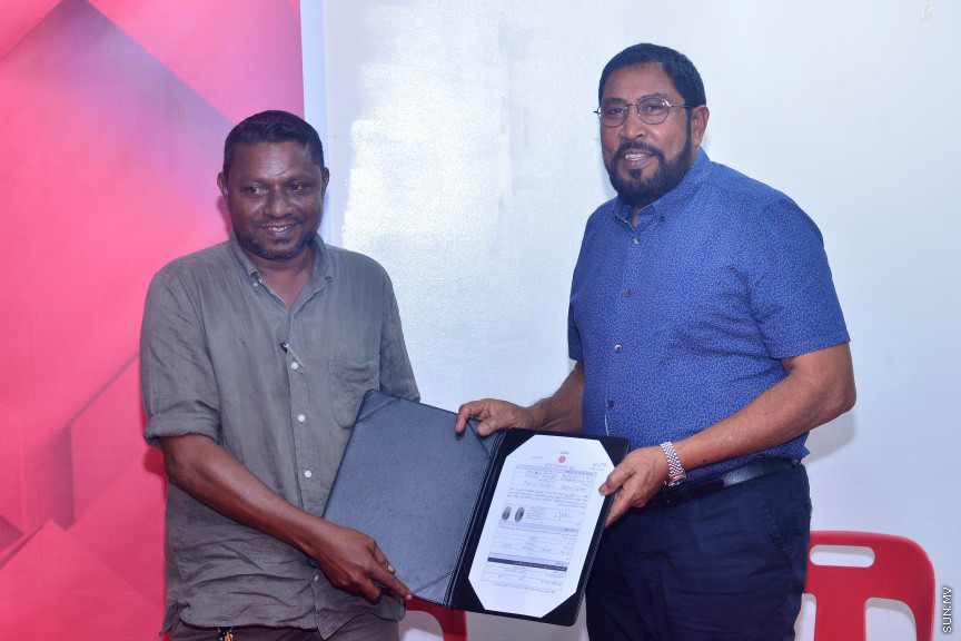 ޖުމްހޫރީޕާޓީއަށް ށ. އަތޮޅާއި ދ. އަތޮޅުން މެންބަރުން ތަކެއް ސޮެއިކުރުމައް ބޭއްވި ރަސްމިތްޔާތުގެ ތެރެއިން -- ސަން ފޮޓޯ/ އަހުމަދު އަވްޝަން އިލްޔާސް