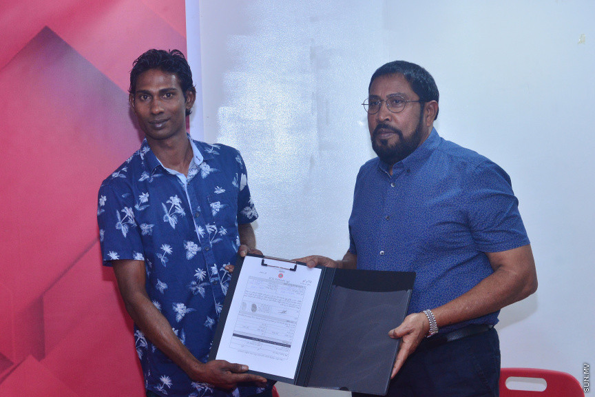 ޖުމްހޫރީޕާޓީއަށް ށ. އަތޮޅާއި ދ. އަތޮޅުން މެންބަރުން ތަކެއް ސޮެއިކުރުމައް ބޭއްވި ރަސްމިތްޔާތުގެ ތެރެއިން -- ސަން ފޮޓޯ/ އަހުމަދު އަވްޝަން އިލްޔާސް