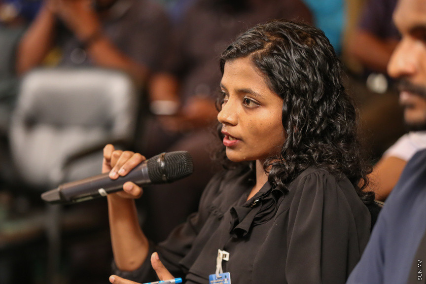 ޖެނުއަރީ 24، 2019: ރައީސް އިބްރާޙިމް މުހައްމަދު ސޯލިހު ނޫސްވެރިންނާއި ބައްދަލުކުރެއްވުން -- ސަން ފޮޓޯ/ ފަޔާޒު މޫސާ