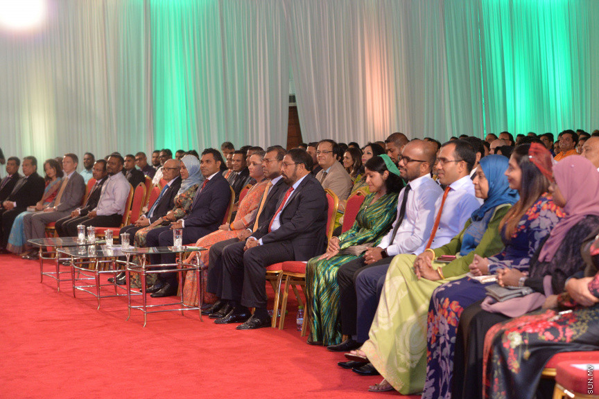 ޖެނުއަރީ 26، 2019: އިންޑިއާގެ ޖުމްހޫރިއްޔަތައް 70 އަހަރު ފުރުމުގެ މުނާސަބަތުގައި ދަރުބާރުގޭގަޢީ ބޭއްވި ރަސްމިއްޔާތުގެ ތެރެއިން: މި ރަސްމިއްޔާތުގައި ނައިބު ރައީސް ފައިސަލް ނަސީމާއި، އިންޑިއާ ސަފީރު އަކިލޭޝް މިޝްރާއާއި، ކުރީގެ ރައީސުންނާއި، މަޖިލީހުގެ ރައީސާއި މަޖިލީހުގެ މެމްބަރުންނާއި ކެބިނެޓު މިނިސްޓަރުން ވަޑައިގެންނެވި -- ސަން ފޮޓޯ/ އަހުމަދު އަވްޝަން އިލްޔާސް
