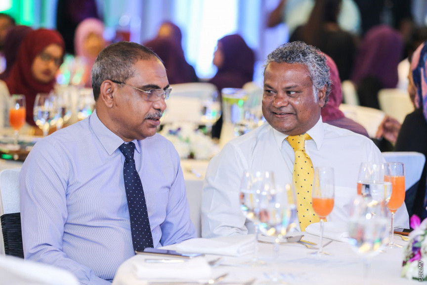 ޖެނުއަރީ 28، 2019: އިލެކްޝަން ކޮމިޝަންގެ އާ ލޯގޯ އާއި ކުލަ އިފްތިތާހުކުރުމަށް ހޮޓެލް ޖެންގައި ބޭއްވި ރަސްމިޔާތުގެ ތެރެއިން -- ސަން ފޮޓޯ/ ފަޔާޒު މޫސާ