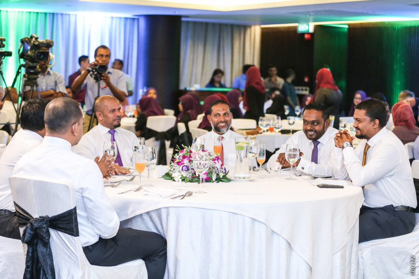 ޖެނުއަރީ 28، 2019: އިލެކްޝަން ކޮމިޝަންގެ އާ ލޯގޯ އާއި ކުލަ އިފްތިތާހުކުރުމަށް ހޮޓެލް ޖެންގައި ބޭއްވި ރަސްމިޔާތުގެ ތެރެއިން -- ސަން ފޮޓޯ/ ފަޔާޒު މޫސާ