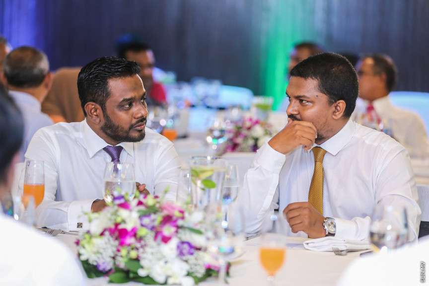ޖެނުއަރީ 28، 2019: އިލެކްޝަން ކޮމިޝަންގެ އާ ލޯގޯ އާއި ކުލަ އިފްތިތާހުކުރުމަށް ހޮޓެލް ޖެންގައި ބޭއްވި ރަސްމިޔާތުގެ ތެރެއިން -- ސަން ފޮޓޯ/ ފަޔާޒު މޫސާ