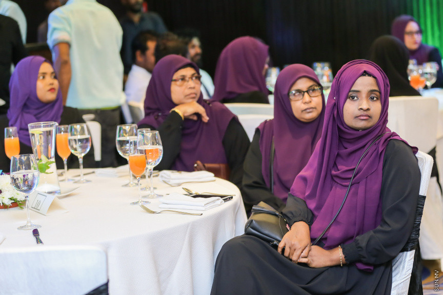 ޖެނުއަރީ 28، 2019: އިލެކްޝަން ކޮމިޝަންގެ އާ ލޯގޯ އާއި ކުލަ އިފްތިތާހުކުރުމަށް ހޮޓެލް ޖެންގައި ބޭއްވި ރަސްމިޔާތުގެ ތެރެއިން -- ސަން ފޮޓޯ/ ފަޔާޒު މޫސާ