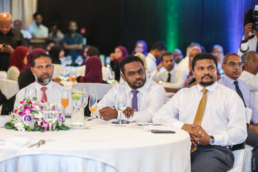 ޖެނުއަރީ 28، 2019: އިލެކްޝަން ކޮމިޝަންގެ އާ ލޯގޯ އާއި ކުލަ އިފްތިތާހުކުރުމަށް ހޮޓެލް ޖެންގައި ބޭއްވި ރަސްމިޔާތުގެ ތެރެއިން -- ސަން ފޮޓޯ/ ފަޔާޒު މޫސާ