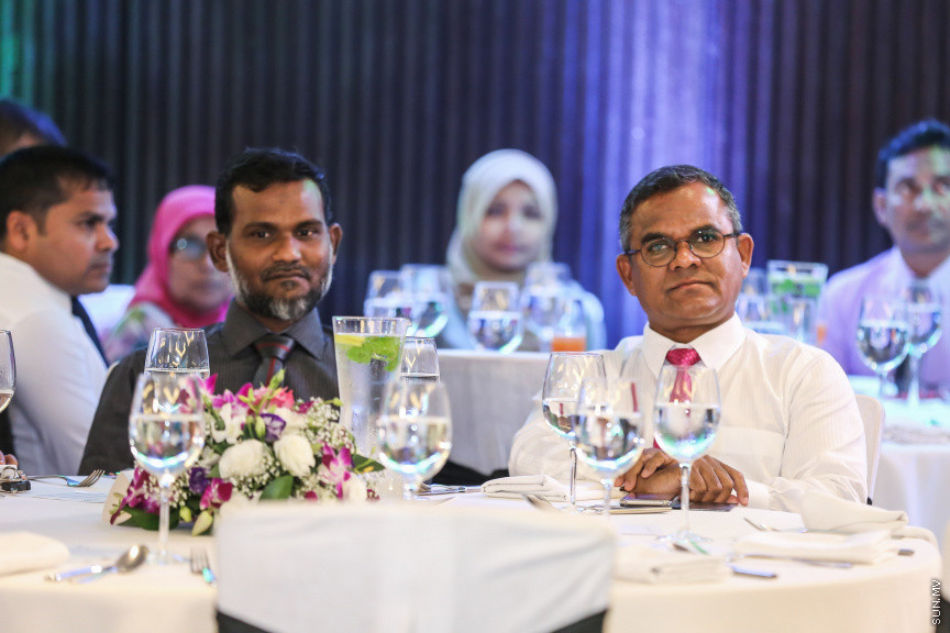 ޖެނުއަރީ 28، 2019: އިލެކްޝަން ކޮމިޝަންގެ އާ ލޯގޯ އާއި ކުލަ އިފްތިތާހުކުރުމަށް ހޮޓެލް ޖެންގައި ބޭއްވި ރަސްމިޔާތުގެ ތެރެއިން -- ސަން ފޮޓޯ/ ފަޔާޒު މޫސާ