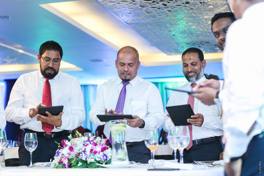 ޖެނުއަރީ 28، 2019: އިލެކްޝަން ކޮމިޝަންގެ އާ ލޯގޯ އާއި ކުލަ އިފްތިތާހުކުރުމަށް ހޮޓެލް ޖެންގައި ބޭއްވި ރަސްމިޔާތުގެ ތެރެއިން -- ސަން ފޮޓޯ/ ފަޔާޒު މޫސާ