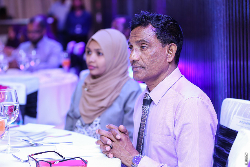 ޖެނުއަރީ 28، 2019: އިލެކްޝަން ކޮމިޝަންގެ އާ ލޯގޯ އާއި ކުލަ އިފްތިތާހުކުރުމަށް ހޮޓެލް ޖެންގައި ބޭއްވި ރަސްމިޔާތުގެ ތެރެއިން -- ސަން ފޮޓޯ/ ފަޔާޒު މޫސާ