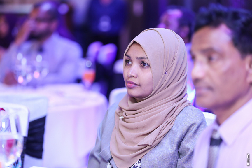 ޖެނުއަރީ 28، 2019: އިލެކްޝަން ކޮމިޝަންގެ އާ ލޯގޯ އާއި ކުލަ އިފްތިތާހުކުރުމަށް ހޮޓެލް ޖެންގައި ބޭއްވި ރަސްމިޔާތުގެ ތެރެއިން -- ސަން ފޮޓޯ/ ފަޔާޒު މޫސާ
