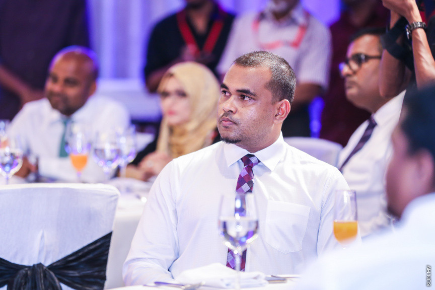 ޖެނުއަރީ 28، 2019: އިލެކްޝަން ކޮމިޝަންގެ އާ ލޯގޯ އާއި ކުލަ އިފްތިތާހުކުރުމަށް ހޮޓެލް ޖެންގައި ބޭއްވި ރަސްމިޔާތުގެ ތެރެއިން -- ސަން ފޮޓޯ/ ފަޔާޒު މޫސާ