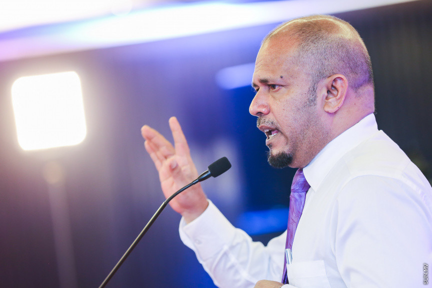 ޖެނުއަރީ 28، 2019: އިލެކްޝަން ކޮމިޝަންގެ އާ ލޯގޯ އާއި ކުލަ އިފްތިތާހުކުރުމަށް ހޮޓެލް ޖެންގައި ބޭއްވި ރަސްމިޔާތުގެ ތެރެއިން -- ސަން ފޮޓޯ/ ފަޔާޒު މޫސާ