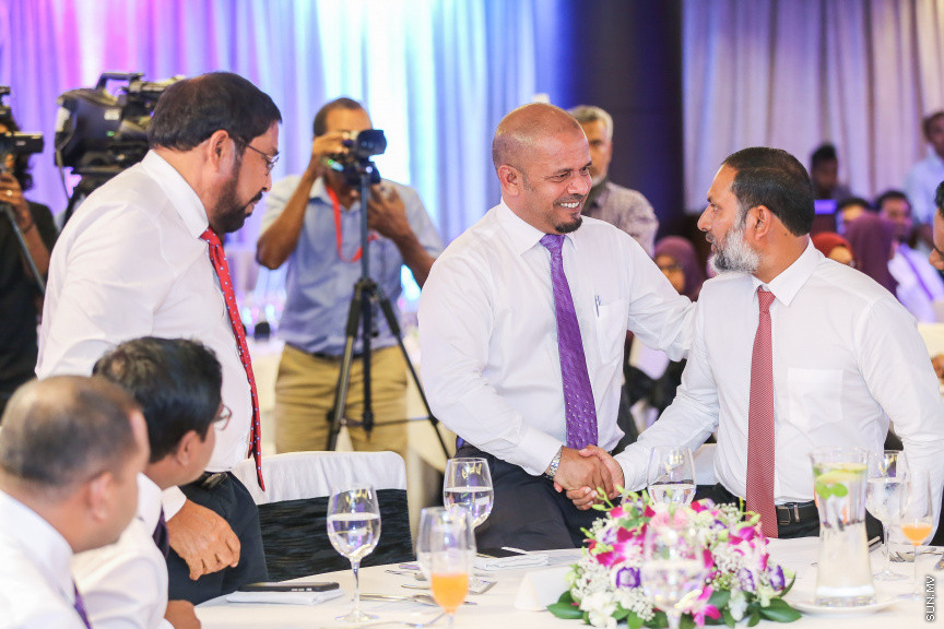 ޖެނުއަރީ 28، 2019: އިލެކްޝަން ކޮމިޝަންގެ އާ ލޯގޯ އާއި ކުލަ އިފްތިތާހުކުރުމަށް ހޮޓެލް ޖެންގައި ބޭއްވި ރަސްމިޔާތުގެ ތެރެއިން -- ސަން ފޮޓޯ/ ފަޔާޒު މޫސާ