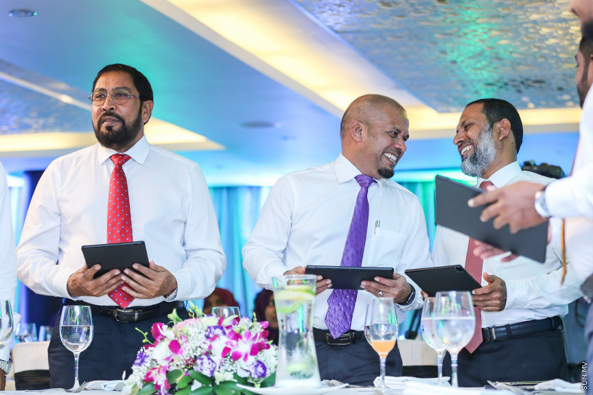 ޖެނުއަރީ 28، 2019: އިލެކްޝަން ކޮމިޝަންގެ އާ ލޯގޯ އާއި ކުލަ އިފްތިތާހުކުރުމަށް ހޮޓެލް ޖެންގައި ބޭއްވި ރަސްމިޔާތުގެ ތެރެއިން -- ސަން ފޮޓޯ/ ފަޔާޒު މޫސާ