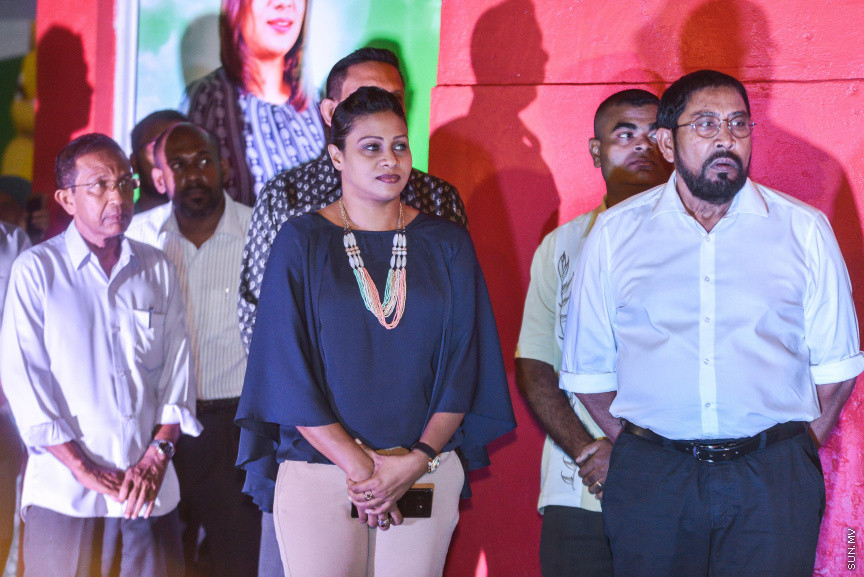 ޖެނުއަރީ 29، 2019: ޖޭޕީގެ ފަރާތުން ރައްޔިތުންގެ މަޖިލީހުގެ އިންތިހާބުގައި ހެންވޭރު ހުޅަނގު ދާއިރާއަށް ވާދަކުރައްވާ އައިޝަތު ނާޒިމާގެ ކެމްޕޭން ފެށުން -- ސަން ފޮޓޯ/ ފަޔާޒު މޫސާ