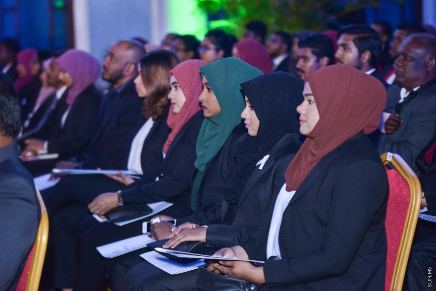 ޖެނުއަރީ 31، 2019: ގިނަ އަދަދެއްގެ ގާނޫނީ ވަކީލުންނަށް ވަކީލު ކަމުގެ ހުވާ ލައިދިނުމަށް ސުޕްރީމް ކޯޓުގެ ގޯތިތެރޭގައި ބޭއްވި ރަސްމިއްޔާތުގެ ތެރެއިން -- ސަން ފޮޓޯ/ ފަޔާޒު މޫސާ