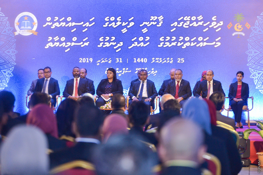ޖެނުއަރީ 31، 2019: ގިނަ އަދަދެއްގެ ގާނޫނީ ވަކީލުންނަށް ވަކީލު ކަމުގެ ހުވާ ލައިދިނުމަށް ސުޕްރީމް ކޯޓުގެ ގޯތިތެރޭގައި ބޭއްވި ރަސްމިއްޔާތުގެ ތެރެއިން -- ސަން ފޮޓޯ/ ފަޔާޒު މޫސާ