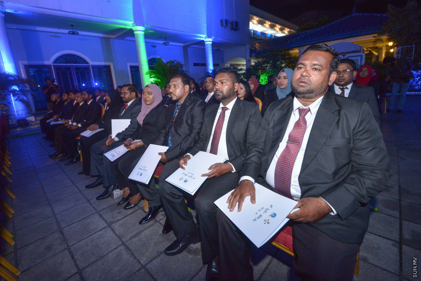 ޖެނުއަރީ 31، 2019: ގިނަ އަދަދެއްގެ ގާނޫނީ ވަކީލުންނަށް ވަކީލު ކަމުގެ ހުވާ ލައިދިނުމަށް ސުޕްރީމް ކޯޓުގެ ގޯތިތެރޭގައި ބޭއްވި ރަސްމިއްޔާތުގެ ތެރެއިން -- ސަން ފޮޓޯ/ ފަޔާޒު މޫސާ