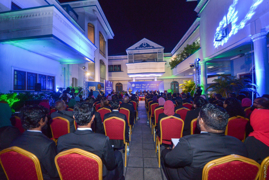 ޖެނުއަރީ 31، 2019: ގިނަ އަދަދެއްގެ ގާނޫނީ ވަކީލުންނަށް ވަކީލު ކަމުގެ ހުވާ ލައިދިނުމަށް ސުޕްރީމް ކޯޓުގެ ގޯތިތެރޭގައި ބޭއްވި ރަސްމިއްޔާތުގެ ތެރެއިން -- ސަން ފޮޓޯ/ ފަޔާޒު މޫސާ
