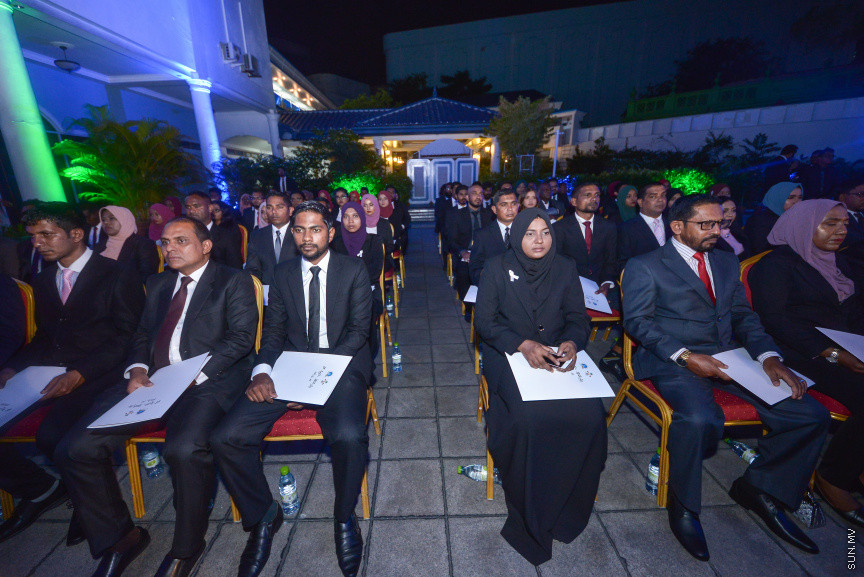 ޖެނުއަރީ 31، 2019: ގިނަ އަދަދެއްގެ ގާނޫނީ ވަކީލުންނަށް ވަކީލު ކަމުގެ ހުވާ ލައިދިނުމަށް ސުޕްރީމް ކޯޓުގެ ގޯތިތެރޭގައި ބޭއްވި ރަސްމިއްޔާތުގެ ތެރެއިން -- ސަން ފޮޓޯ/ ފަޔާޒު މޫސާ