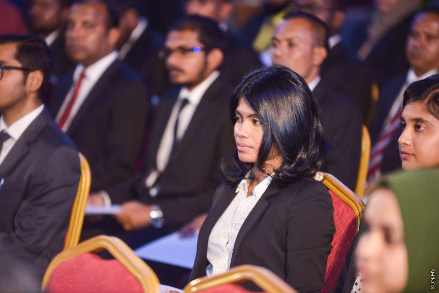 ޖެނުއަރީ 31، 2019: ގިނަ އަދަދެއްގެ ގާނޫނީ ވަކީލުންނަށް ވަކީލު ކަމުގެ ހުވާ ލައިދިނުމަށް ސުޕްރީމް ކޯޓުގެ ގޯތިތެރޭގައި ބޭއްވި ރަސްމިއްޔާތުގެ ތެރެއިން -- ސަން ފޮޓޯ/ ފަޔާޒު މޫސާ