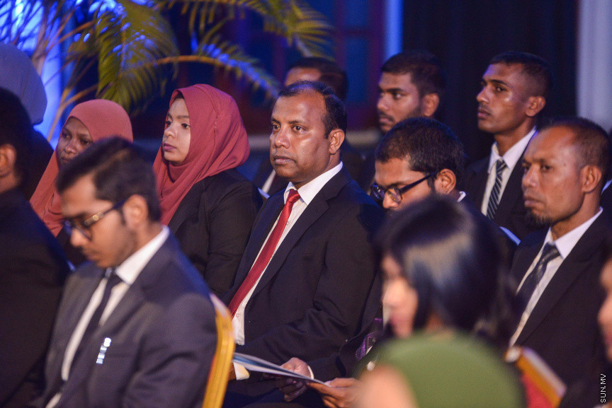 ޖެނުއަރީ 31، 2019: ގިނަ އަދަދެއްގެ ގާނޫނީ ވަކީލުންނަށް ވަކީލު ކަމުގެ ހުވާ ލައިދިނުމަށް ސުޕްރީމް ކޯޓުގެ ގޯތިތެރޭގައި ބޭއްވި ރަސްމިއްޔާތުގެ ތެރެއިން -- ސަން ފޮޓޯ/ ފަޔާޒު މޫސާ