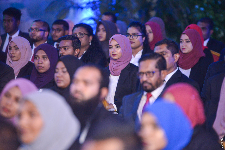 ޖެނުއަރީ 31، 2019: ގިނަ އަދަދެއްގެ ގާނޫނީ ވަކީލުންނަށް ވަކީލު ކަމުގެ ހުވާ ލައިދިނުމަށް ސުޕްރީމް ކޯޓުގެ ގޯތިތެރޭގައި ބޭއްވި ރަސްމިއްޔާތުގެ ތެރެއިން -- ސަން ފޮޓޯ/ ފަޔާޒު މޫސާ