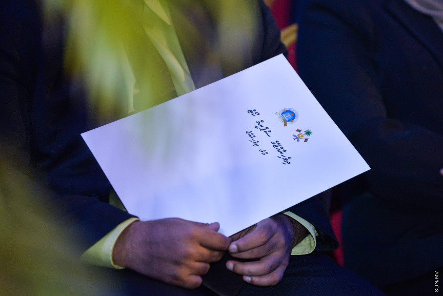 ޖެނުއަރީ 31، 2019: ގިނަ އަދަދެއްގެ ގާނޫނީ ވަކީލުންނަށް ވަކީލު ކަމުގެ ހުވާ ލައިދިނުމަށް ސުޕްރީމް ކޯޓުގެ ގޯތިތެރޭގައި ބޭއްވި ރަސްމިއްޔާތުގެ ތެރެއިން -- ސަން ފޮޓޯ/ ފަޔާޒު މޫސާ