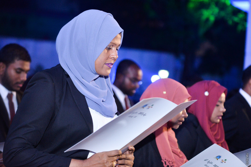 ޖެނުއަރީ 31، 2019: ގިނަ އަދަދެއްގެ ގާނޫނީ ވަކީލުންނަށް ވަކީލު ކަމުގެ ހުވާ ލައިދިނުމަށް ސުޕްރީމް ކޯޓުގެ ގޯތިތެރޭގައި ބޭއްވި ރަސްމިއްޔާތުގެ ތެރެއިން -- ސަން ފޮޓޯ/ ފަޔާޒު މޫސާ