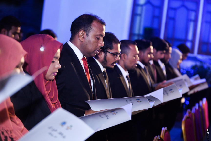 ޖެނުއަރީ 31، 2019: ގިނަ އަދަދެއްގެ ގާނޫނީ ވަކީލުންނަށް ވަކީލު ކަމުގެ ހުވާ ލައިދިނުމަށް ސުޕްރީމް ކޯޓުގެ ގޯތިތެރޭގައި ބޭއްވި ރަސްމިއްޔާތުގެ ތެރެއިން -- ސަން ފޮޓޯ/ ފަޔާޒު މޫސާ