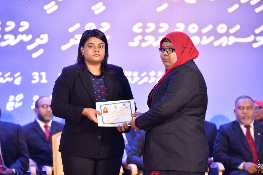 ޖެނުއަރީ 31، 2019: ގިނަ އަދަދެއްގެ ގާނޫނީ ވަކީލުންނަށް ވަކީލު ކަމުގެ ހުވާ ލައިދިނުމަށް ސުޕްރީމް ކޯޓުގެ ގޯތިތެރޭގައި ބޭއްވި ރަސްމިއްޔާތުގެ ތެރެއިން -- ސަން ފޮޓޯ/ ފަޔާޒު މޫސާ
