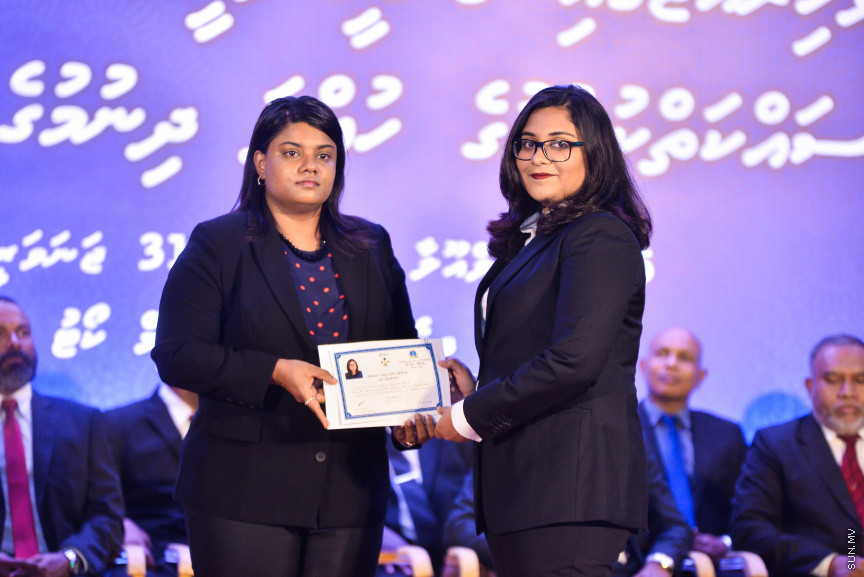 ޖެނުއަރީ 31، 2019: ގިނަ އަދަދެއްގެ ގާނޫނީ ވަކީލުންނަށް ވަކީލު ކަމުގެ ހުވާ ލައިދިނުމަށް ސުޕްރީމް ކޯޓުގެ ގޯތިތެރޭގައި ބޭއްވި ރަސްމިއްޔާތުގެ ތެރެއިން -- ސަން ފޮޓޯ/ ފަޔާޒު މޫސާ