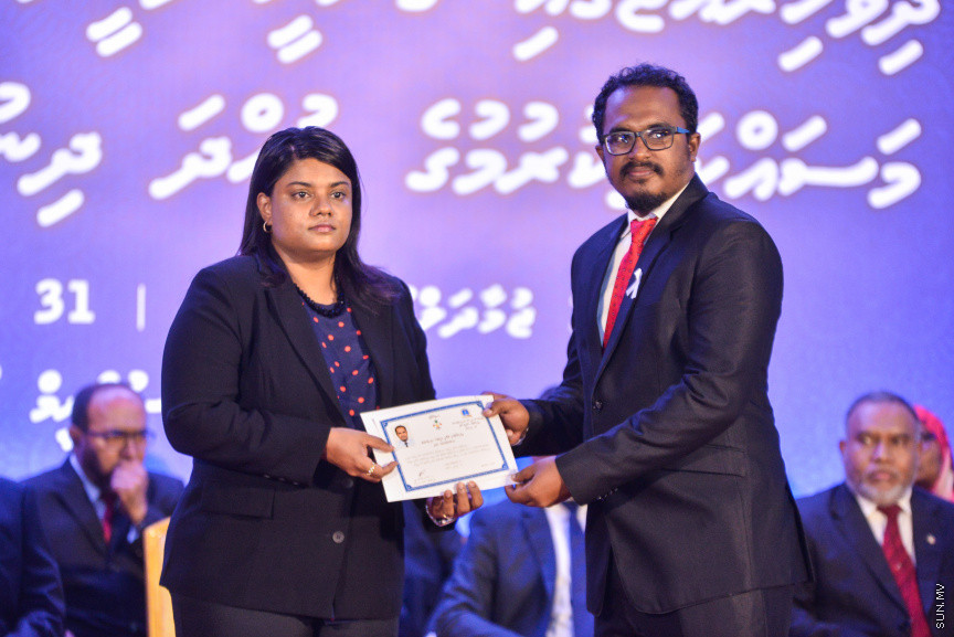 ޖެނުއަރީ 31، 2019: ގިނަ އަދަދެއްގެ ގާނޫނީ ވަކީލުންނަށް ވަކީލު ކަމުގެ ހުވާ ލައިދިނުމަށް ސުޕްރީމް ކޯޓުގެ ގޯތިތެރޭގައި ބޭއްވި ރަސްމިއްޔާތުގެ ތެރެއިން -- ސަން ފޮޓޯ/ ފަޔާޒު މޫސާ