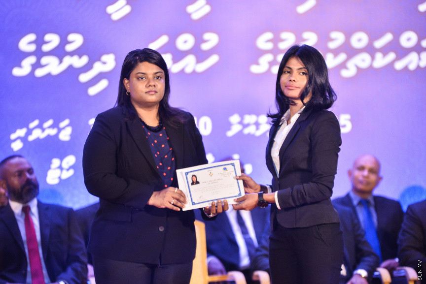 ޖެނުއަރީ 31، 2019: ގިނަ އަދަދެއްގެ ގާނޫނީ ވަކީލުންނަށް ވަކީލު ކަމުގެ ހުވާ ލައިދިނުމަށް ސުޕްރީމް ކޯޓުގެ ގޯތިތެރޭގައި ބޭއްވި ރަސްމިއްޔާތުގެ ތެރެއިން -- ސަން ފޮޓޯ/ ފަޔާޒު މޫސާ