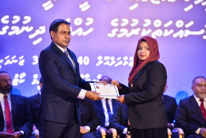 ޖެނުއަރީ 31، 2019: ގިނަ އަދަދެއްގެ ގާނޫނީ ވަކީލުންނަށް ވަކީލު ކަމުގެ ހުވާ ލައިދިނުމަށް ސުޕްރީމް ކޯޓުގެ ގޯތިތެރޭގައި ބޭއްވި ރަސްމިއްޔާތުގެ ތެރެއިން -- ސަން ފޮޓޯ/ ފަޔާޒު މޫސާ