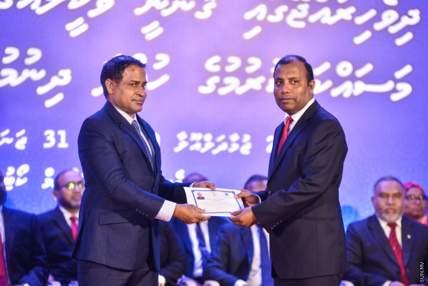 ޖެނުއަރީ 31، 2019: ގިނަ އަދަދެއްގެ ގާނޫނީ ވަކީލުންނަށް ވަކީލު ކަމުގެ ހުވާ ލައިދިނުމަށް ސުޕްރީމް ކޯޓުގެ ގޯތިތެރޭގައި ބޭއްވި ރަސްމިއްޔާތުގެ ތެރެއިން -- ސަން ފޮޓޯ/ ފަޔާޒު މޫސާ