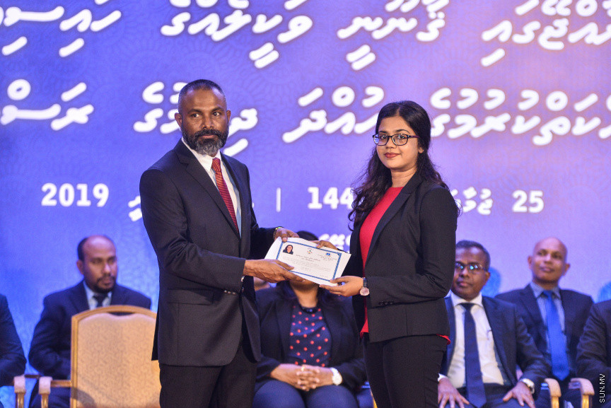 ޖެނުއަރީ 31، 2019: ގިނަ އަދަދެއްގެ ގާނޫނީ ވަކީލުންނަށް ވަކީލު ކަމުގެ ހުވާ ލައިދިނުމަށް ސުޕްރީމް ކޯޓުގެ ގޯތިތެރޭގައި ބޭއްވި ރަސްމިއްޔާތުގެ ތެރެއިން -- ސަން ފޮޓޯ/ ފަޔާޒު މޫސާ